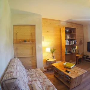 https://appartement-en-bord-de-lac-acces-direct-plage.hotels-rhonealpes.com
